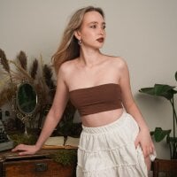 EllaBloom avatar image in vrcamshot.com