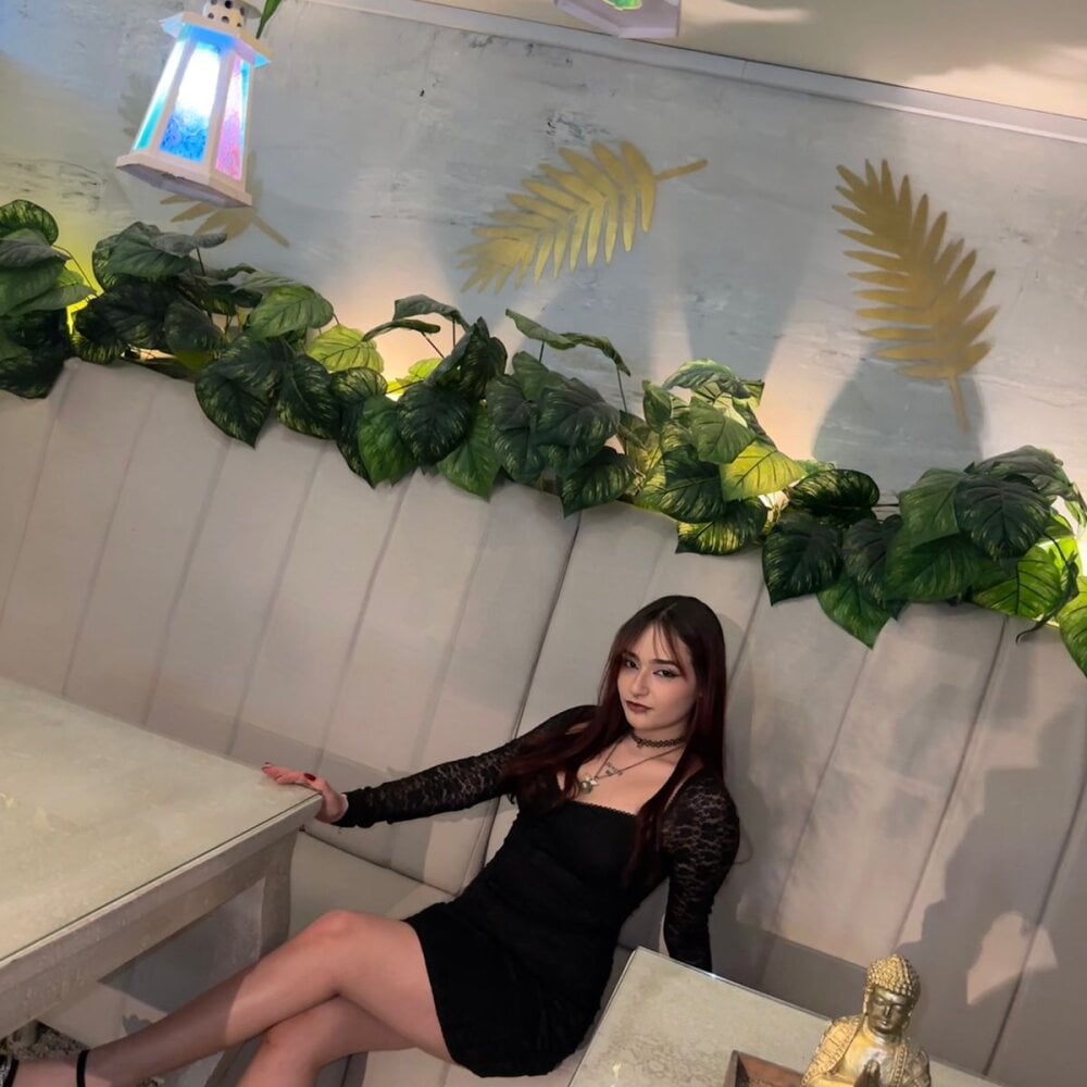 Beautiful emma_cleir camgirl in vrcamshot.com