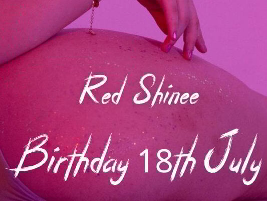 Beautiful RedShinee camgirl in vrcamshot.com