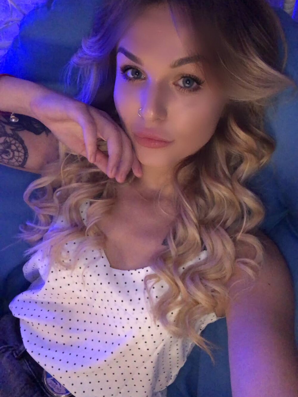 Beautiful KiraGrayy camgirl in vrcamshot.com