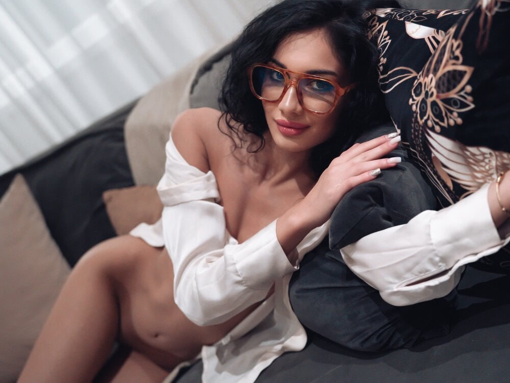 Beautiful AlisonBlu camgirl in vrcamshot.com