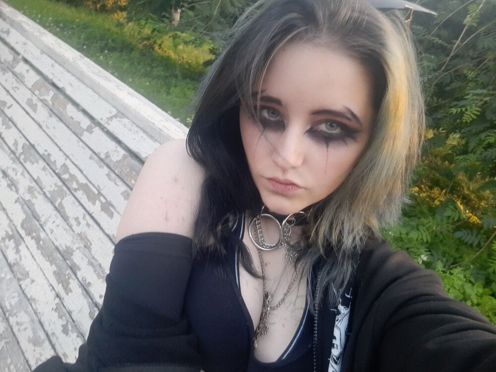 Beautiful RubyMyst camgirl in vrcamshot.com