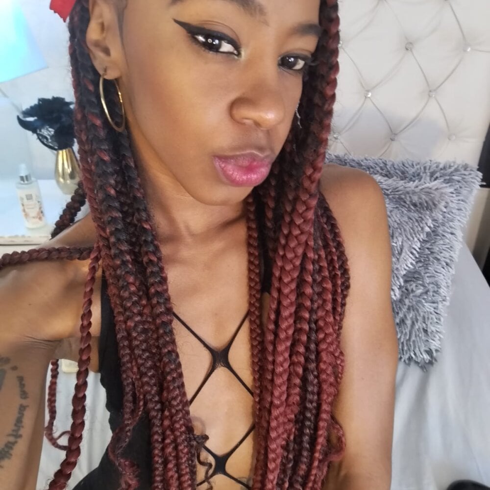 Beautiful GaleHodge camgirl in vrcamshot.com