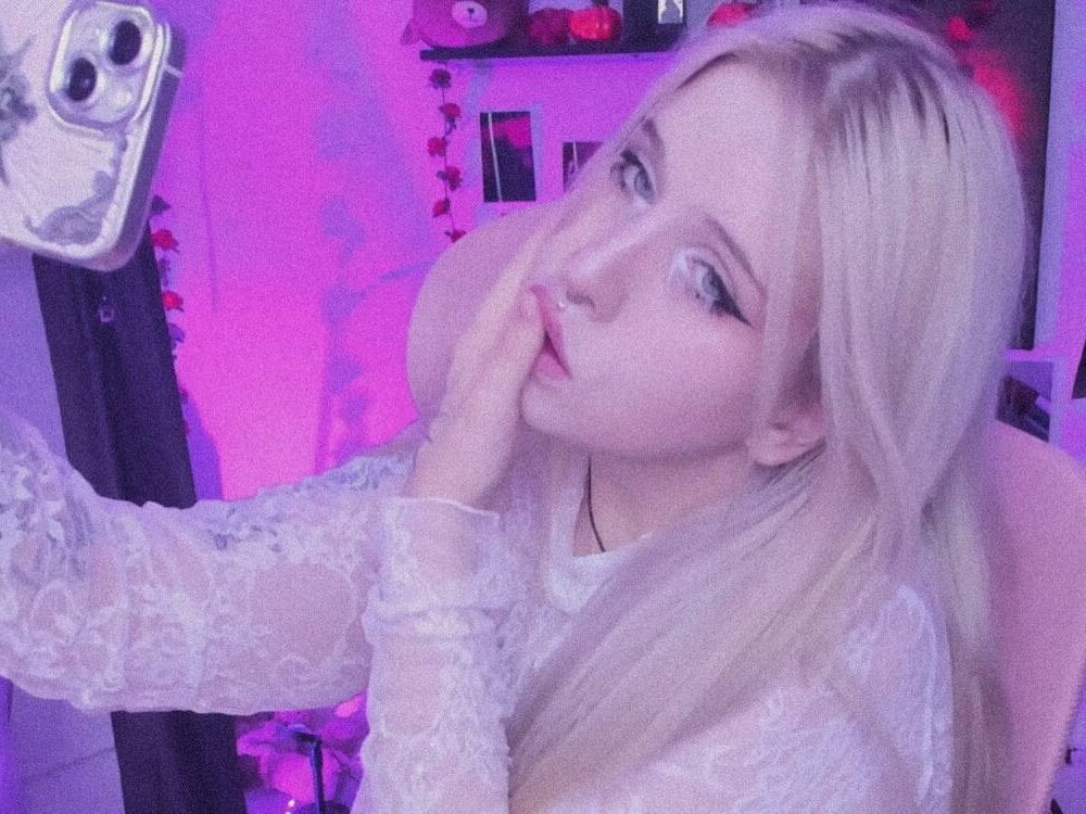 Beautiful FrostLuna camgirl in vrcamshot.com