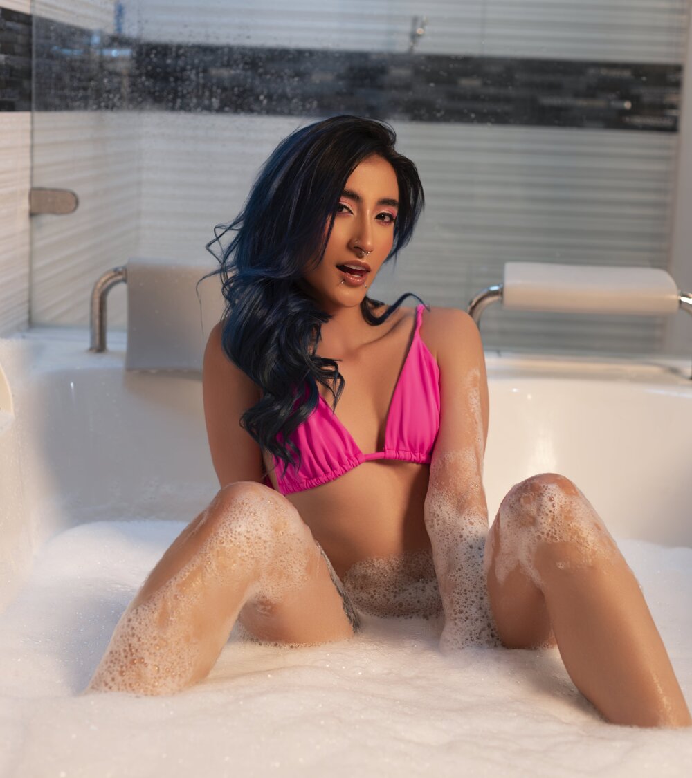 Beautiful Lunapage camgirl in vrcamshot.com
