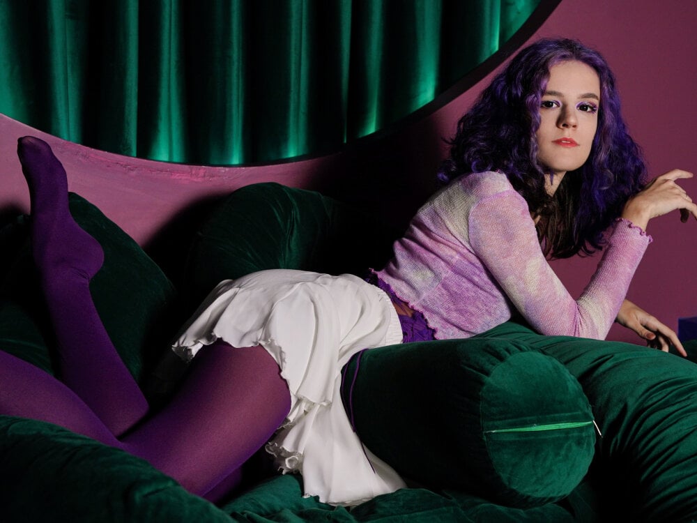 Beautiful AuraLauna camgirl in vrcamshot.com