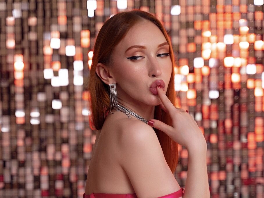 Beautiful MayaSolar camgirl in vrcamshot.com