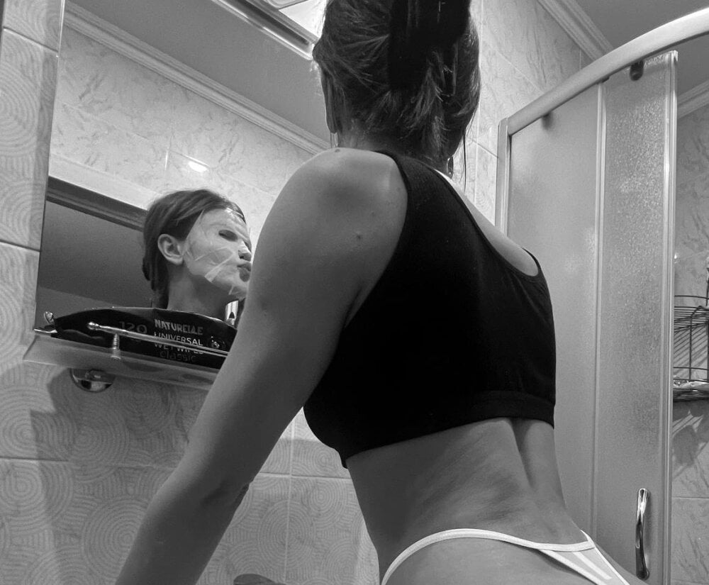 Beautiful MillaLisa camgirl in vrcamshot.com