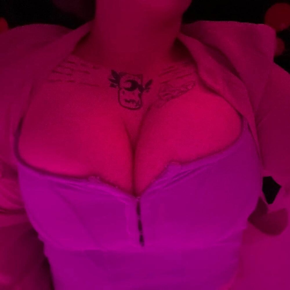 Beautiful _FrostLuna camgirl in vrcamshot.com