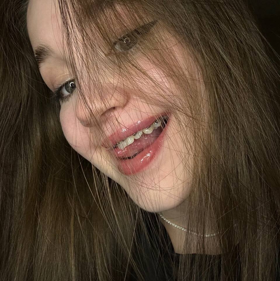 Beautiful AmiLewis camgirl in vrcamshot.com