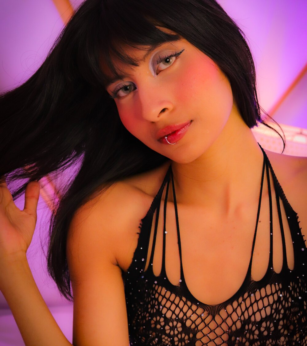 Beautiful LizetteKitty camgirl in vrcamshot.com