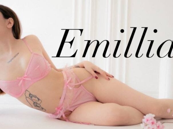 Beautiful Emillia_Coy camgirl in vrcamshot.com