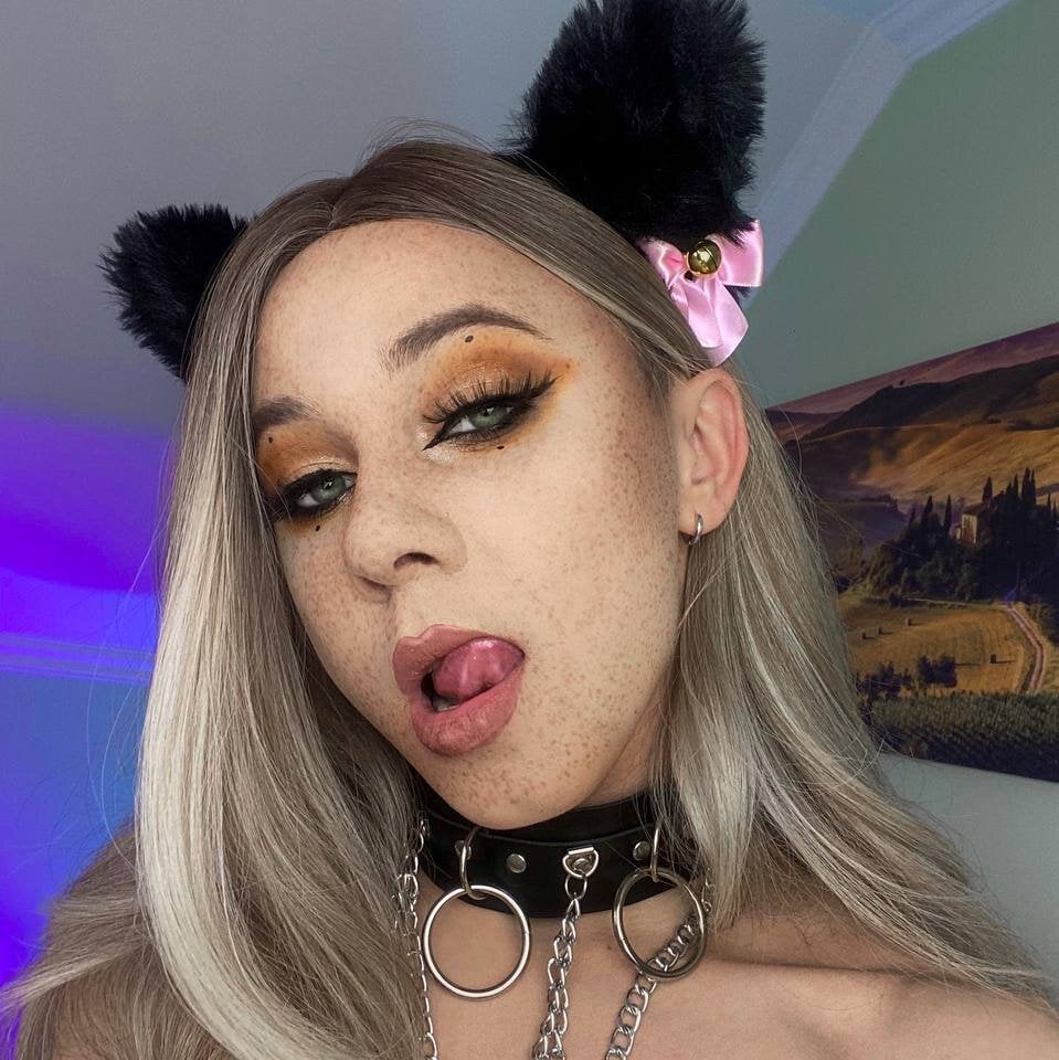 Beautiful shiny_boii camgirl in vrcamshot.com