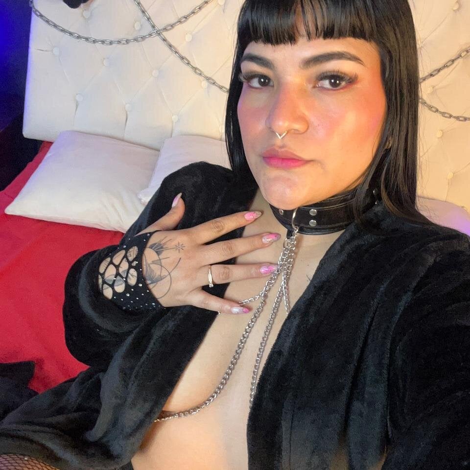 Beautiful Niinatorres camgirl in vrcamshot.com