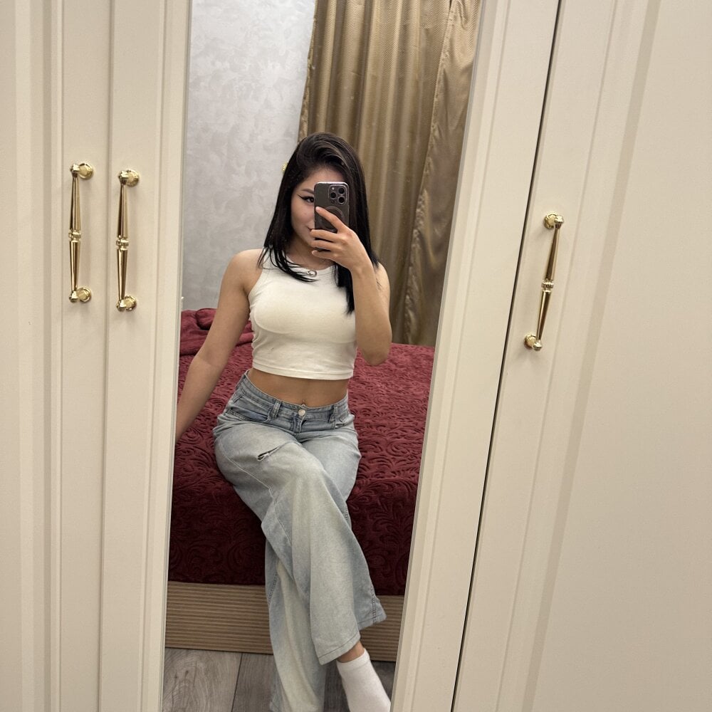 Beautiful Di_Wink camgirl in vrcamshot.com