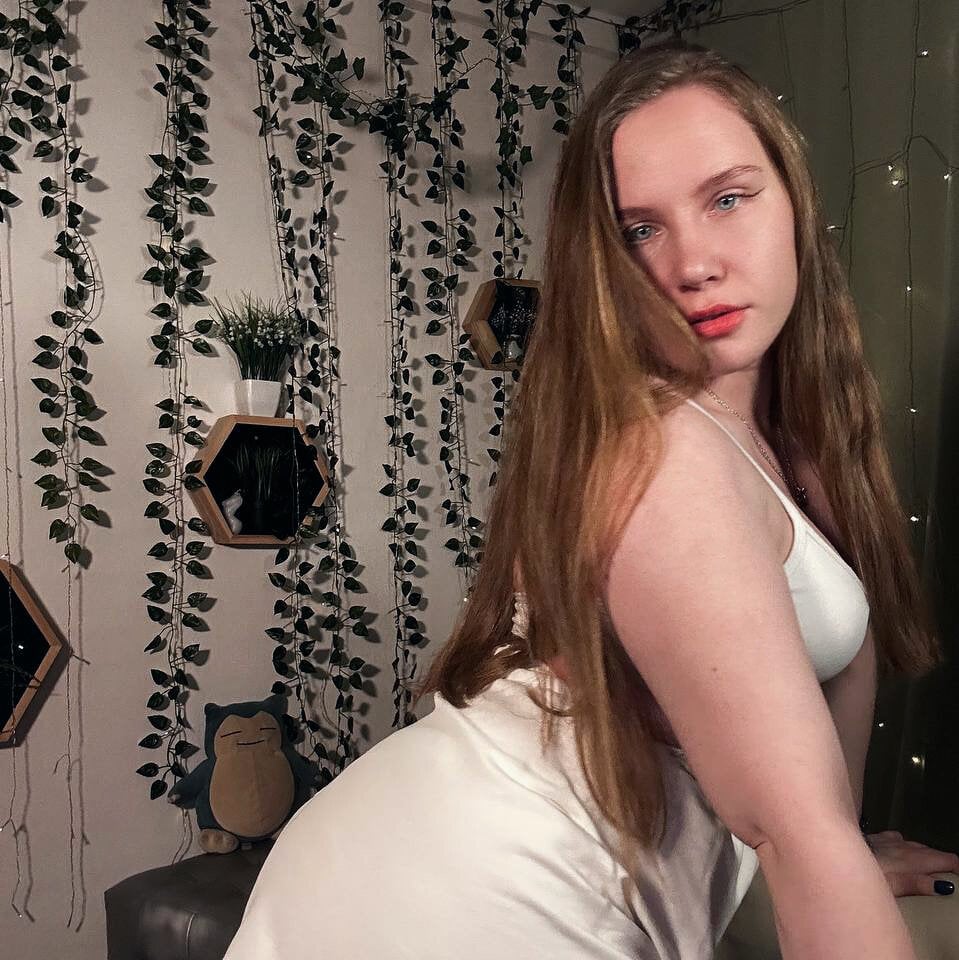 Beautiful MollyAdamsX camgirl in vrcamshot.com