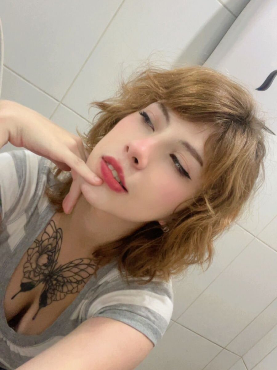 Beautiful eris_novikov camgirl in vrcamshot.com