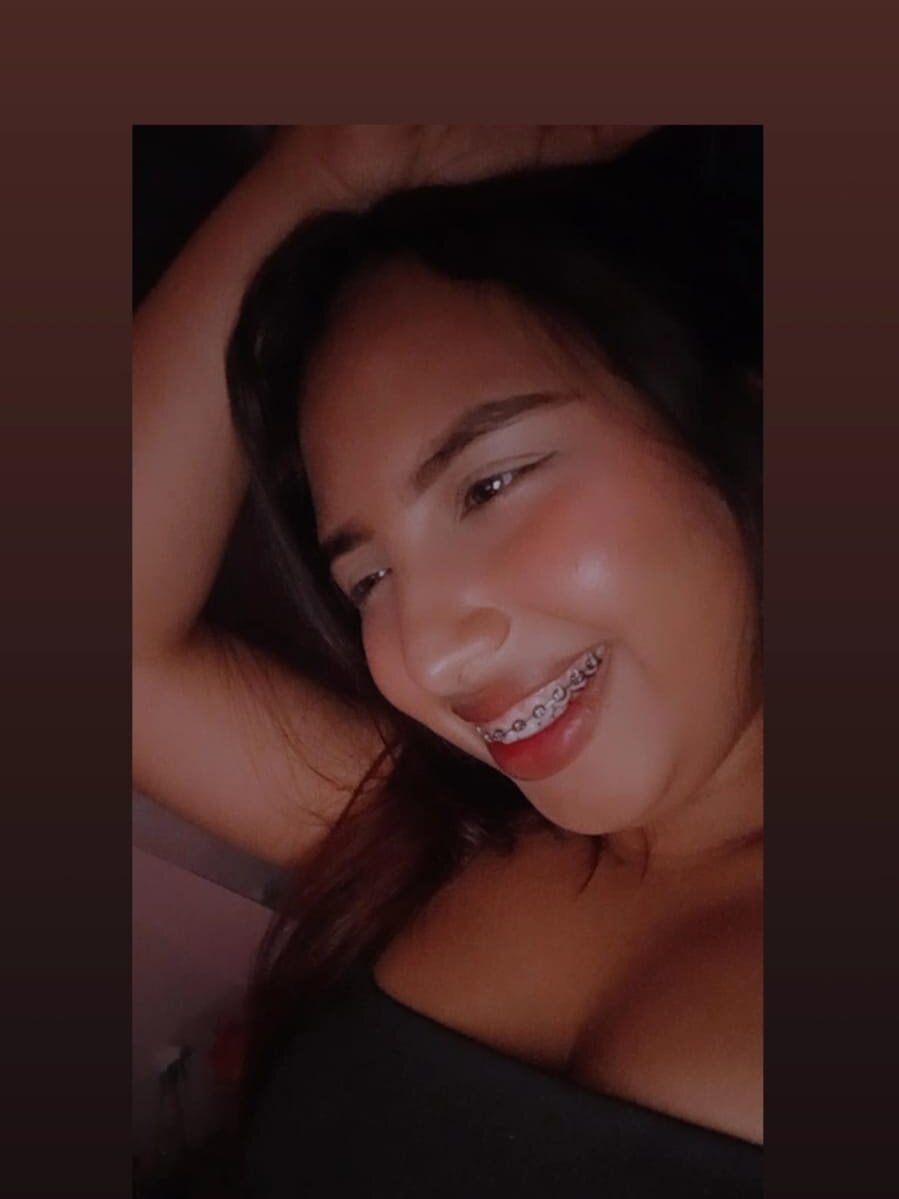 Beautiful emmaa3 camgirl in vrcamshot.com
