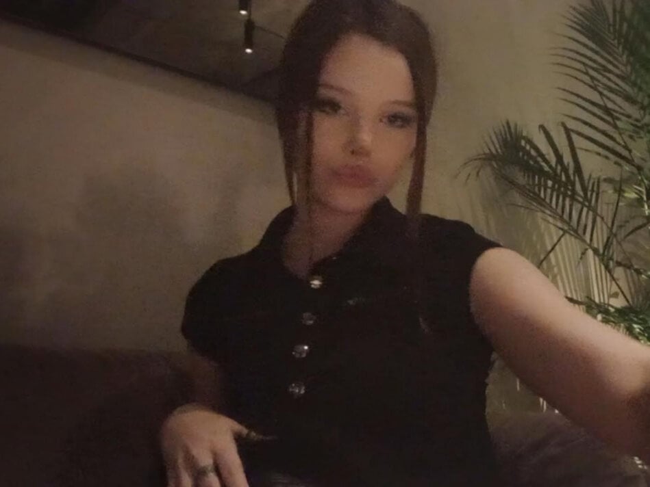 Beautiful LilyLevine camgirl in vrcamshot.com