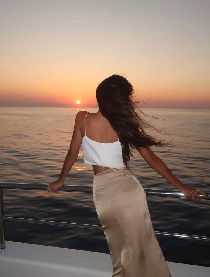 Beautiful FoxyMoons camgirl in vrcamshot.com