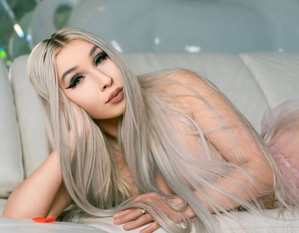 Beautiful EvelynnLuxe camgirl in vrcamshot.com