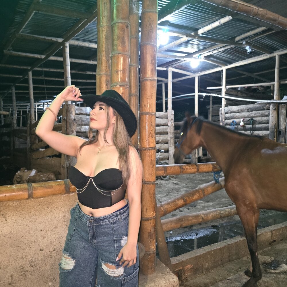 Beautiful Natasanz camgirl in vrcamshot.com