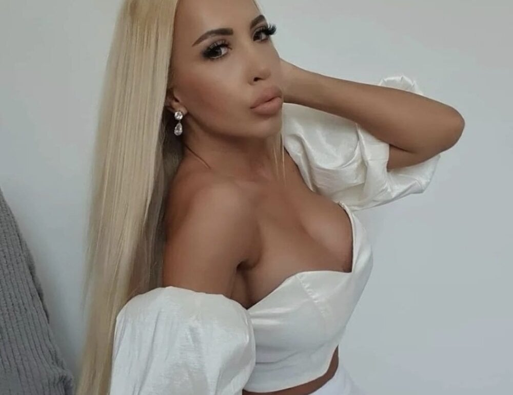 Beautiful BrianaFaith camgirl in vrcamshot.com