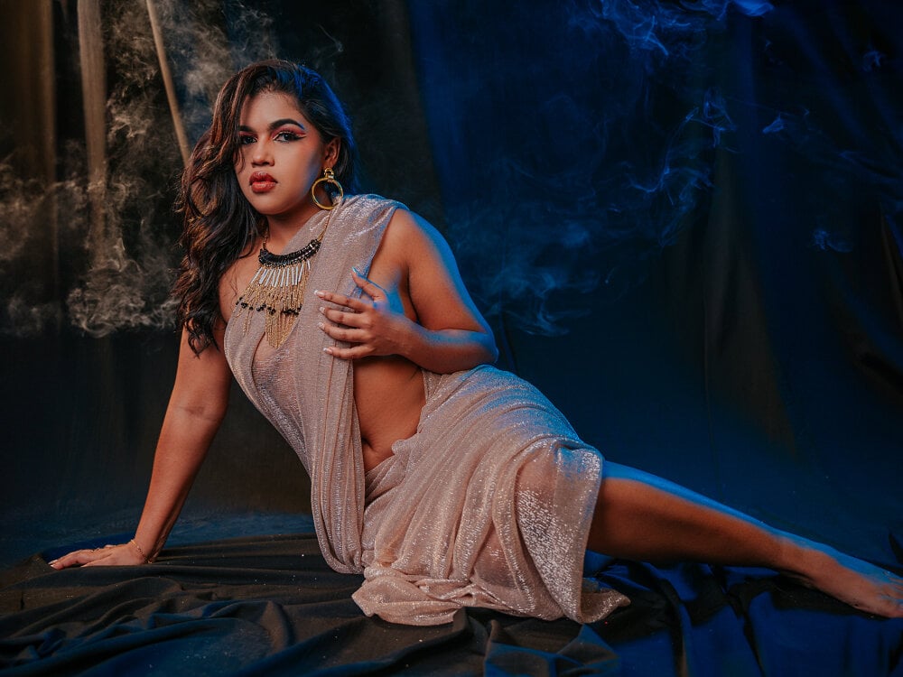 Beautiful NaiirobiSwan camgirl in vrcamshot.com