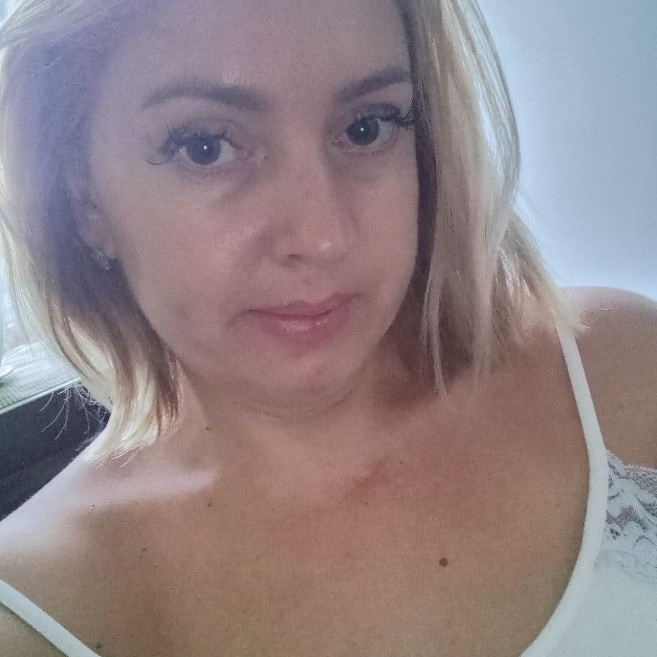 Beautiful Mia_Bloomie camgirl in vrcamshot.com