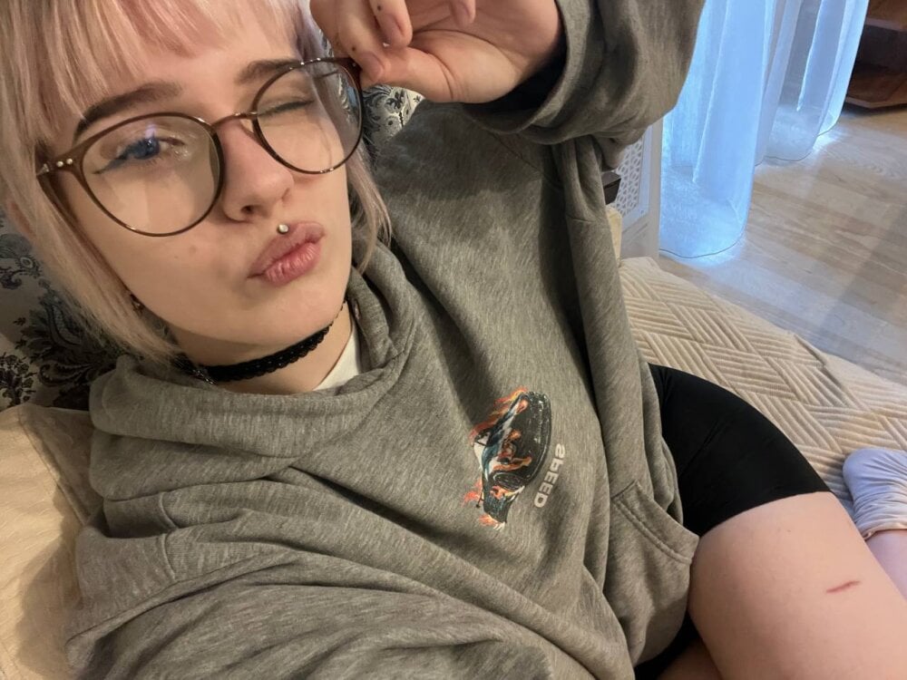 Beautiful MayWins camgirl in vrcamshot.com