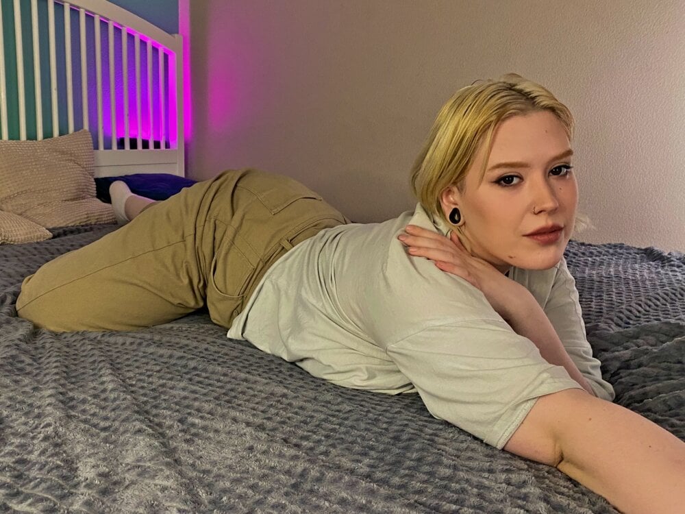 Beautiful Zoe_West camgirl in vrcamshot.com