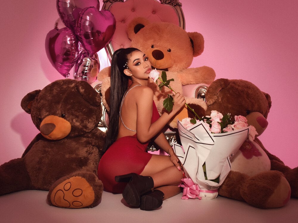 Beautiful sophiacuttee camgirl in vrcamshot.com
