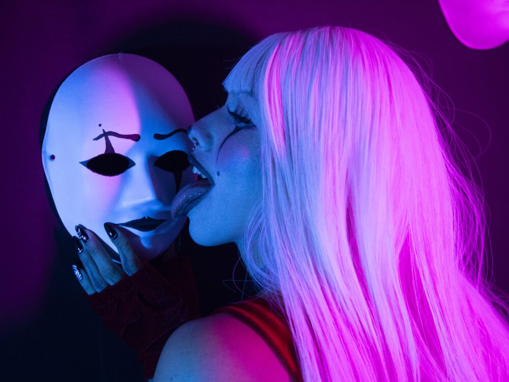 Beautiful Raven_Witch_ camgirl in vrcamshot.com