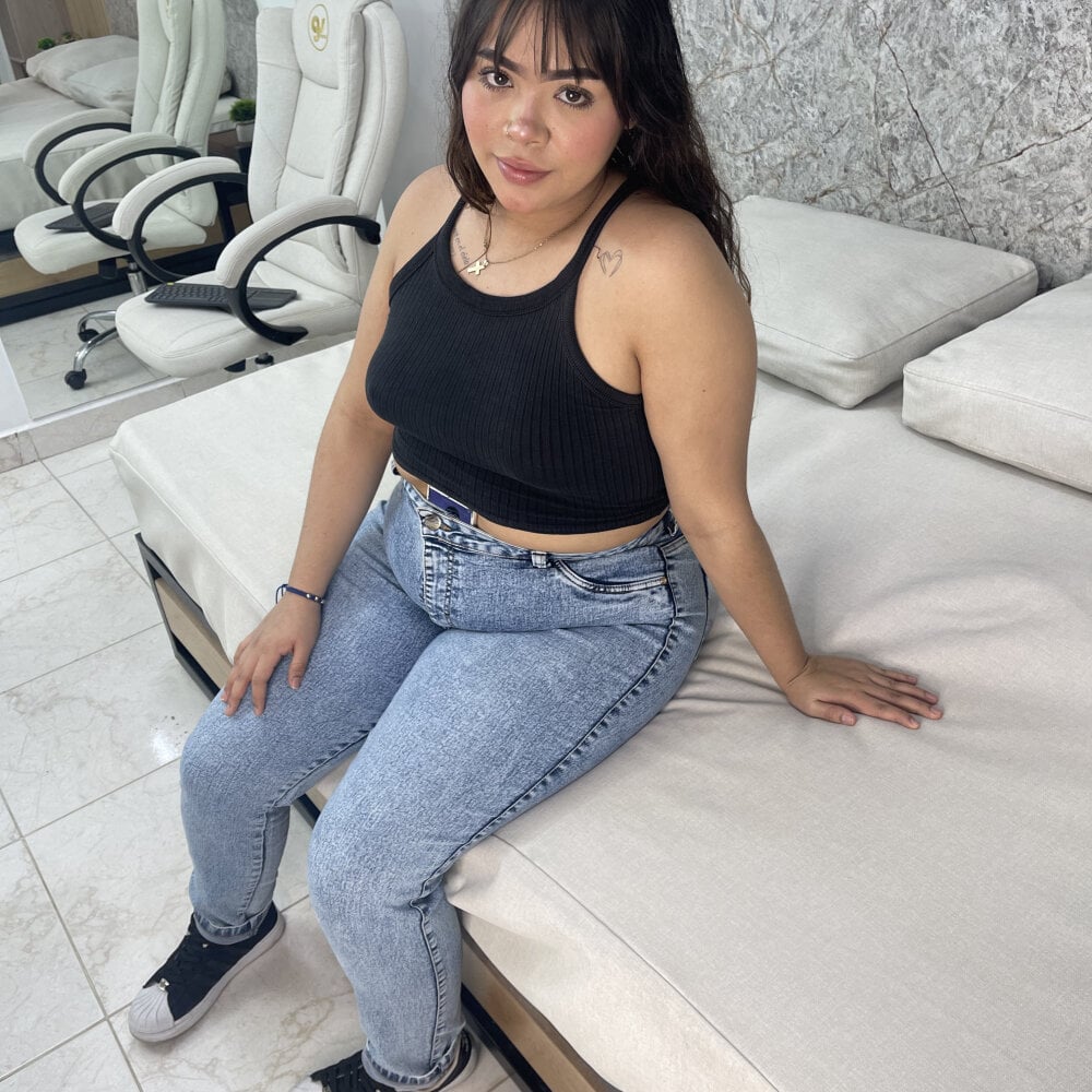 Beautiful astrid_ross camgirl in vrcamshot.com