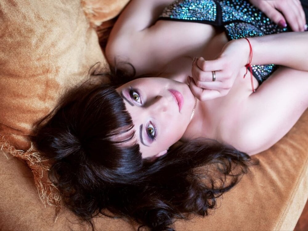 Beautiful _SilkyShadow_ camgirl in vrcamshot.com