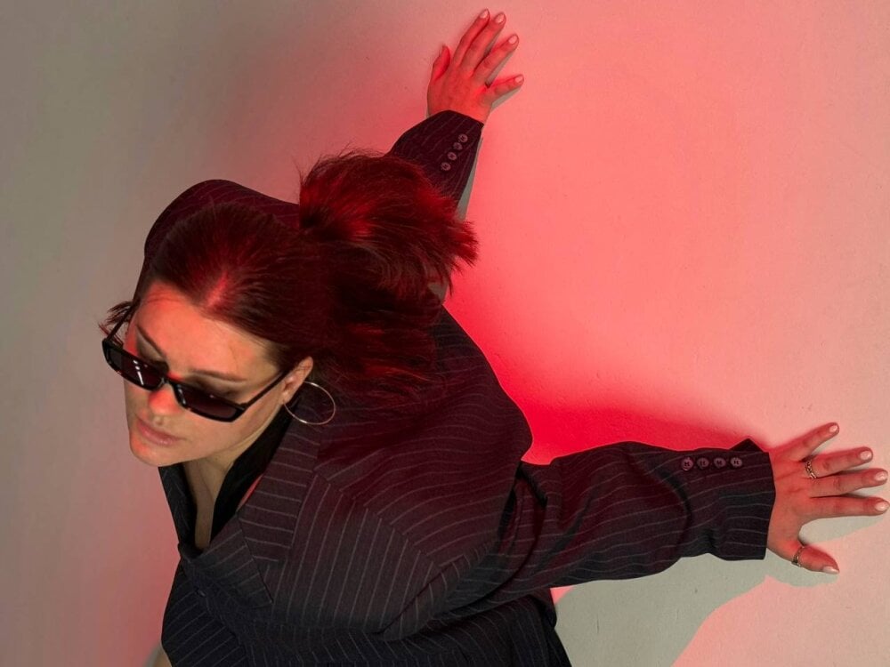 Beautiful MilkyPop_ camgirl in vrcamshot.com