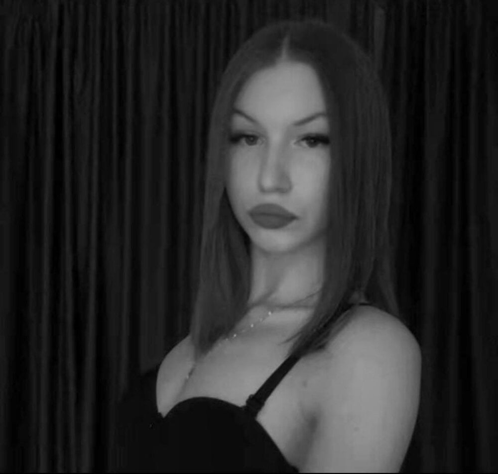 Beautiful Trina_Mir camgirl in vrcamshot.com