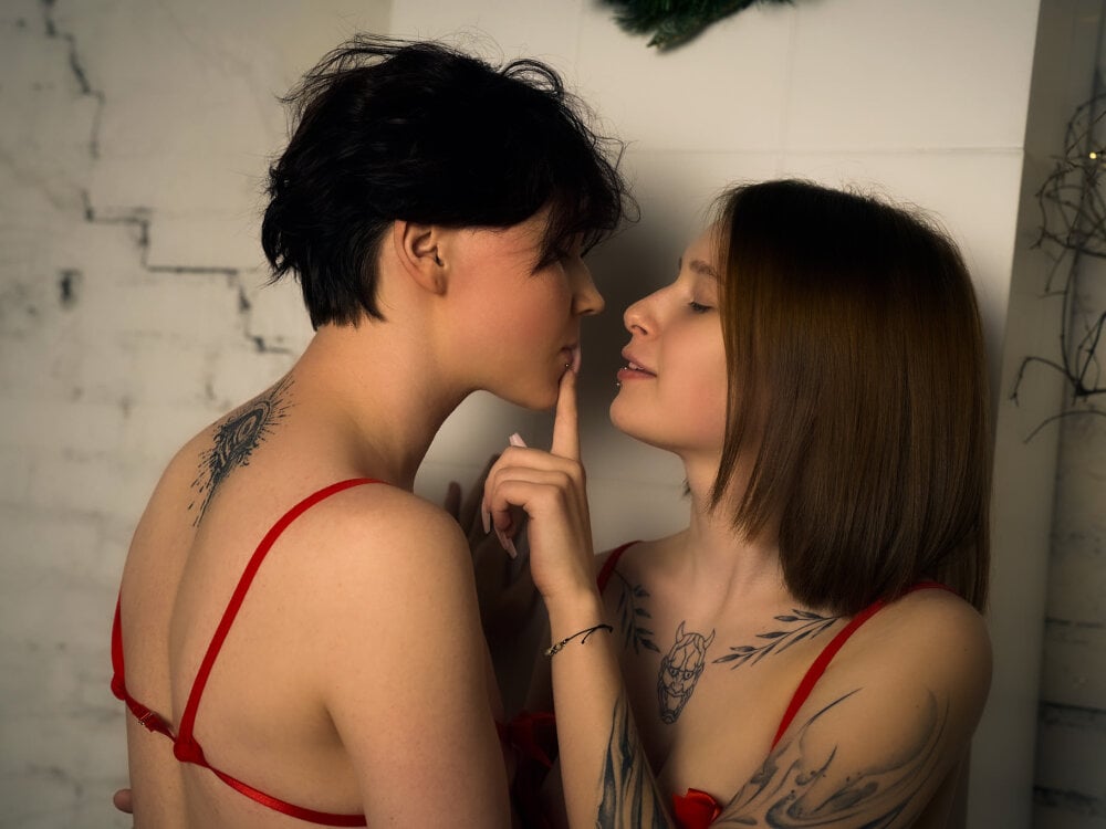 Beautiful Girls_Fingers camgirl in vrcamshot.com