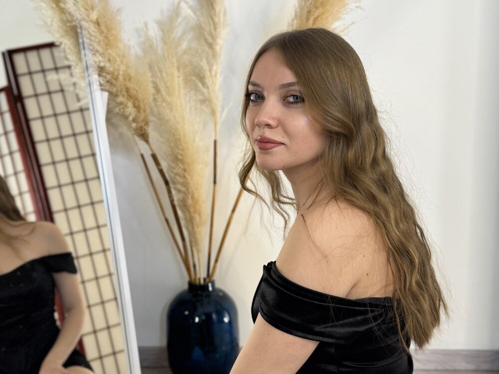 Beautiful Kira_Pirce camgirl in vrcamshot.com