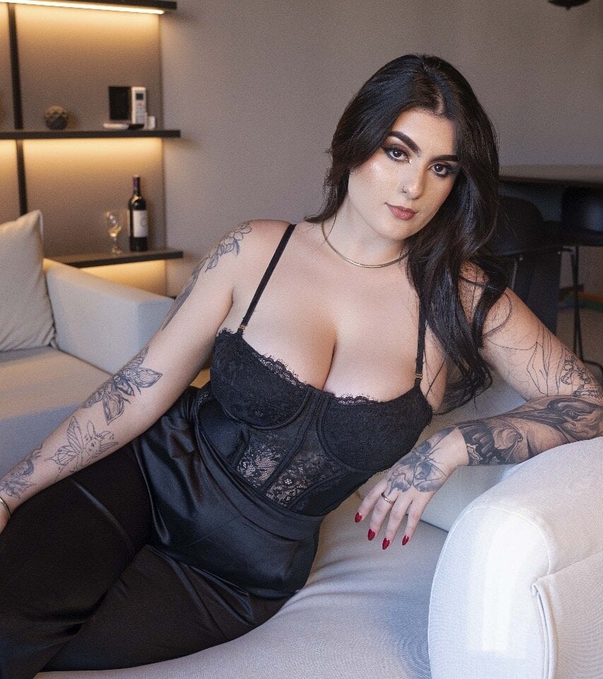Beautiful IrisBaker camgirl in vrcamshot.com