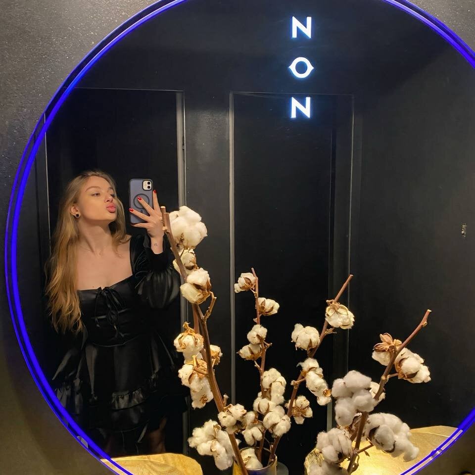 Beautiful AngyyEyess camgirl in vrcamshot.com