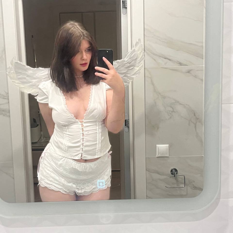 Beautiful LanaTreades camgirl in vrcamshot.com