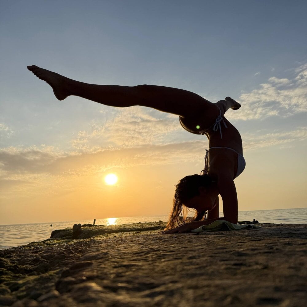 Beautiful Kandeess camgirl in vrcamshot.com