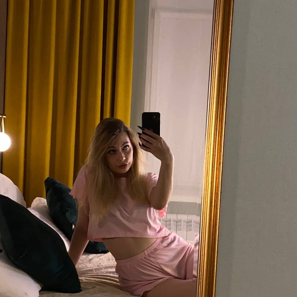 Beautiful Michelle_Mary camgirl in vrcamshot.com