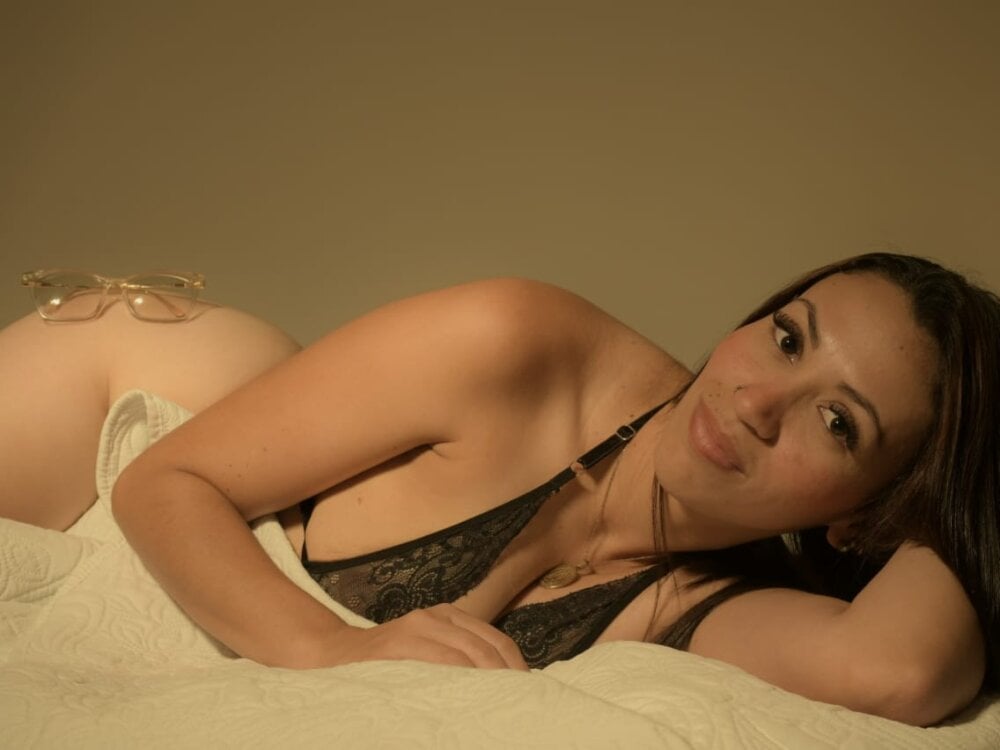 Beautiful Camille_Juicy camgirl in vrcamshot.com
