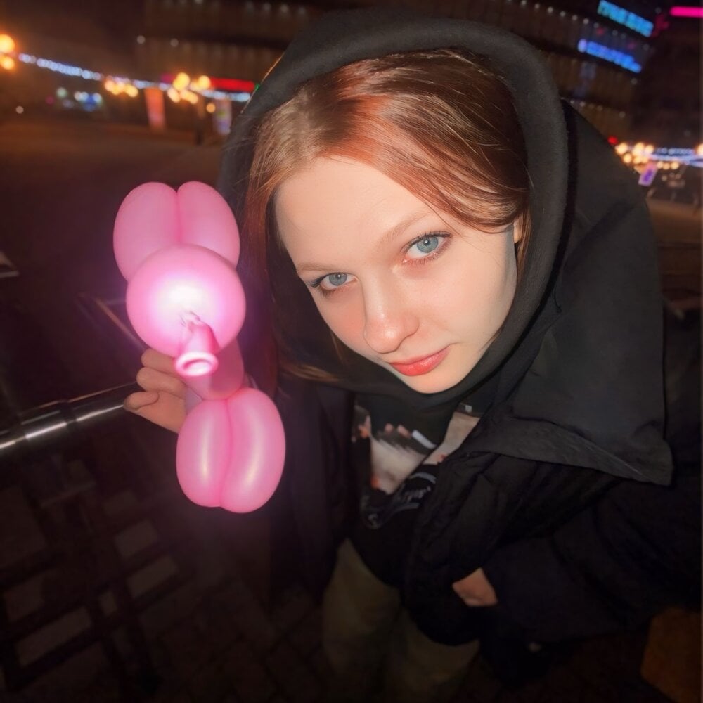 Beautiful FayeLewis camgirl in vrcamshot.com