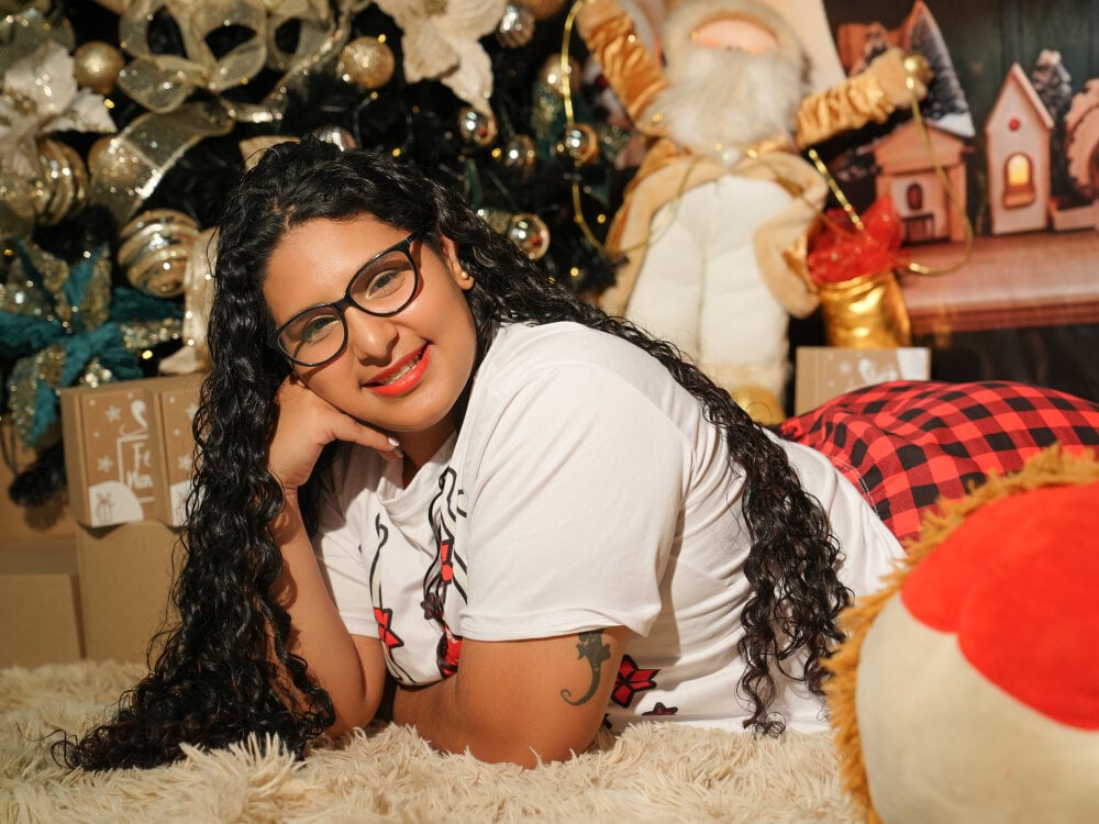 Beautiful DanielleEvans_ camgirl in vrcamshot.com