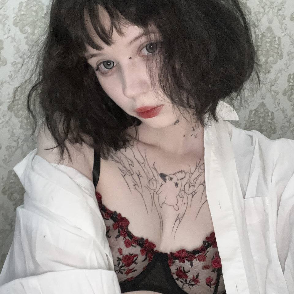 Beautiful AikoBunnyy camgirl in vrcamshot.com