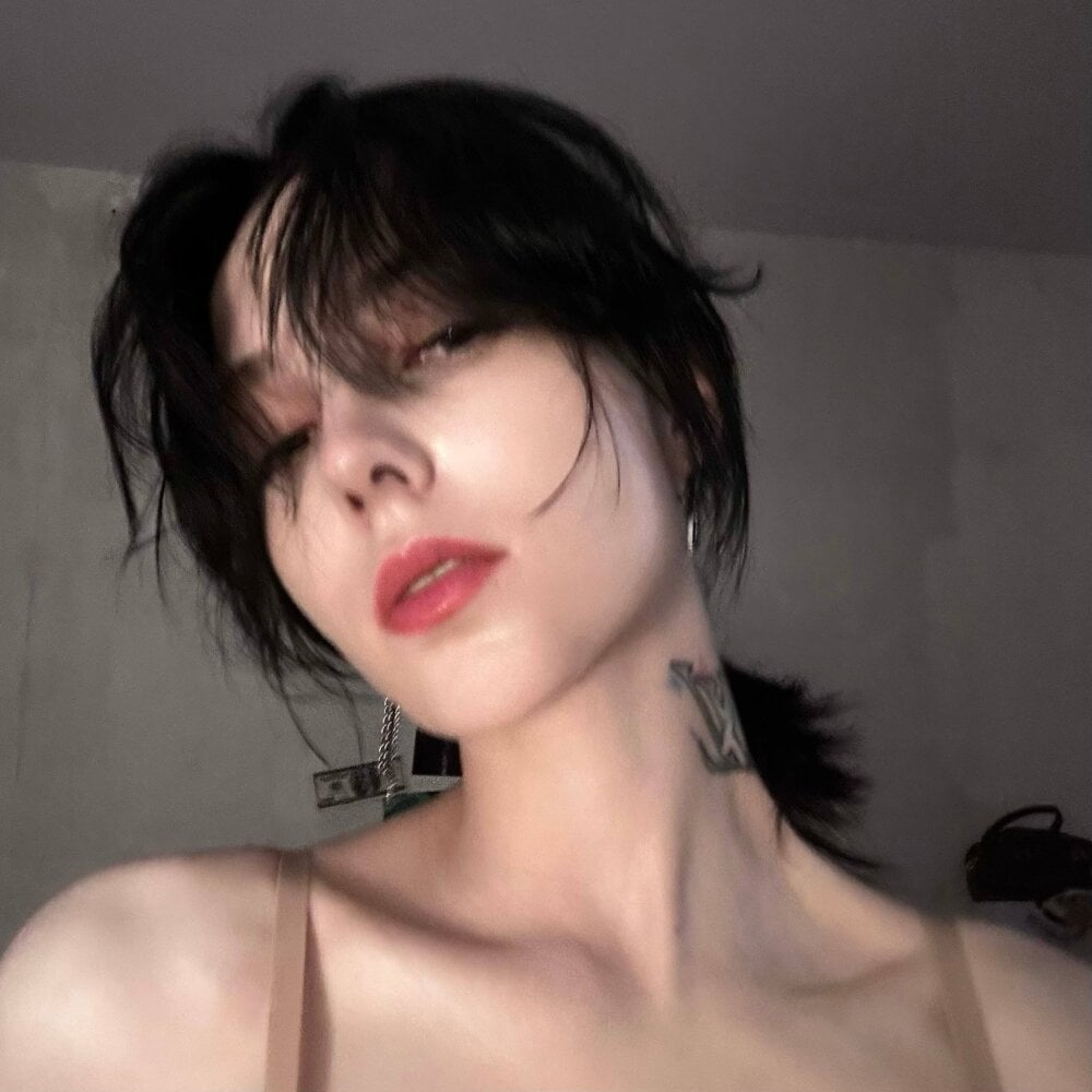 Beautiful SylviaHunter camgirl in vrcamshot.com