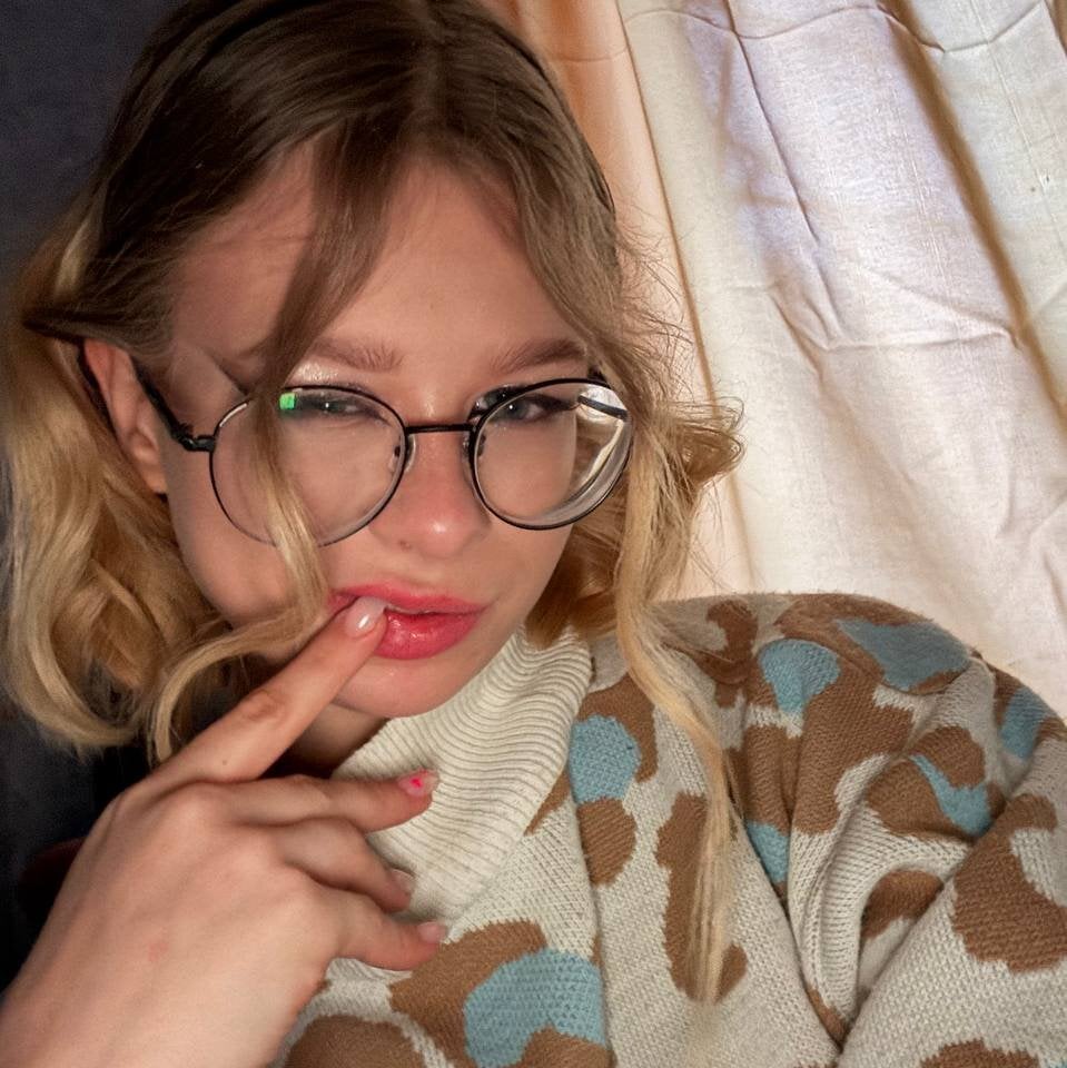 Beautiful IvyBriggs camgirl in vrcamshot.com